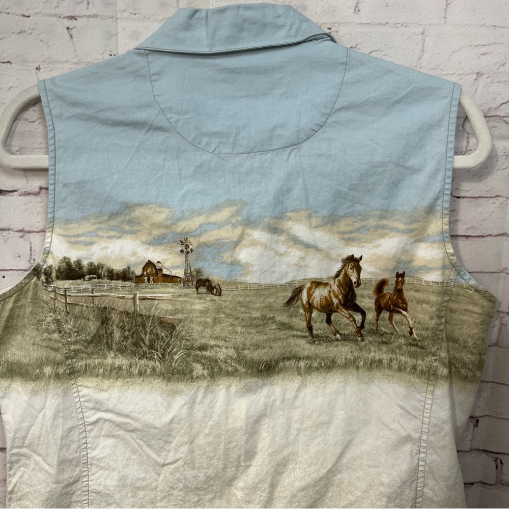 Bit & Bridle Women Size Large Sleeveless Western Button Shirt Horses Barn Scene - Picture 6 of 12